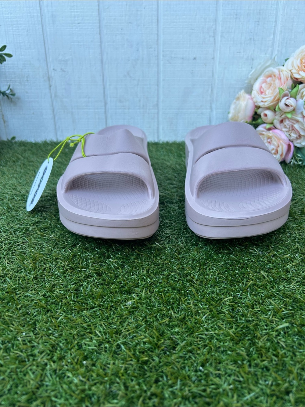 OOFOS
WOMEN OOMEGA OOAHH
SANDAL STARDUST
size 7 gently used - Picture 9 of 16
